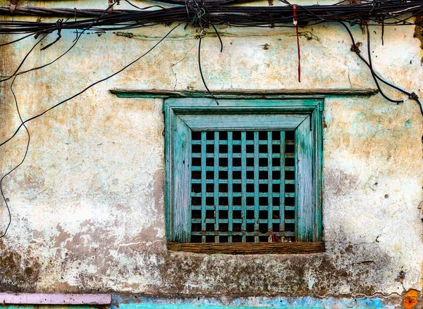 Старе зелене вікно і гранжева стіна — стокове фото