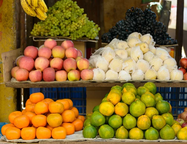 Meyve pazarı stand — Stok fotoğraf