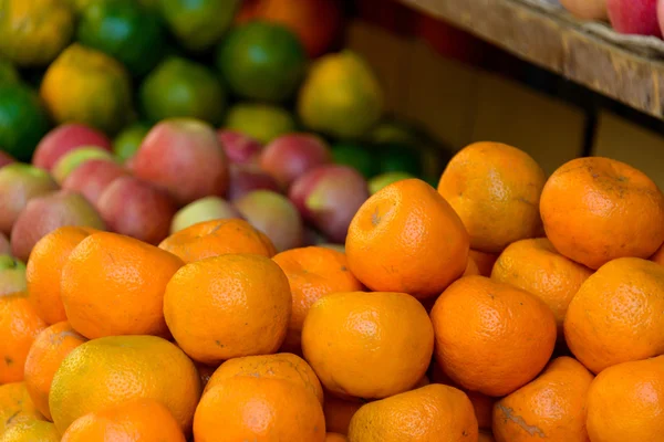Frutas numa banca de mercado — Fotografia de Stock