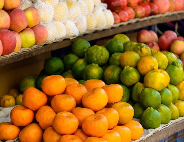 Frutas numa banca de mercado — Fotografia de Stock