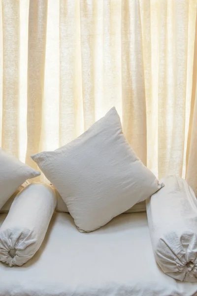 Белый диван и подушки — стоковое фото