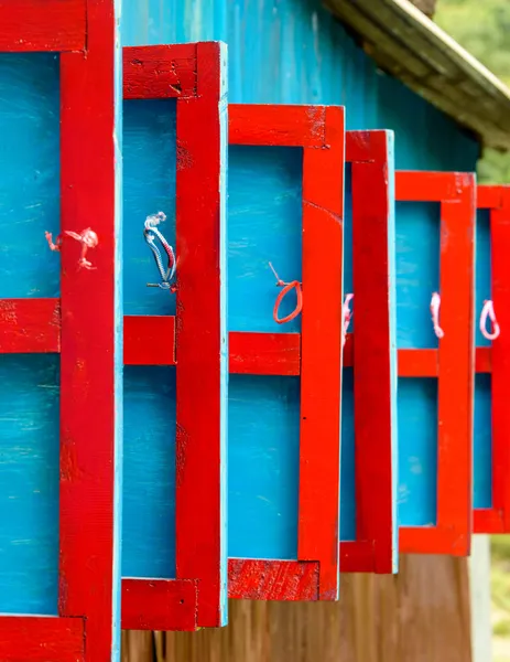 Rood en blauw houten luiken — Stockfoto