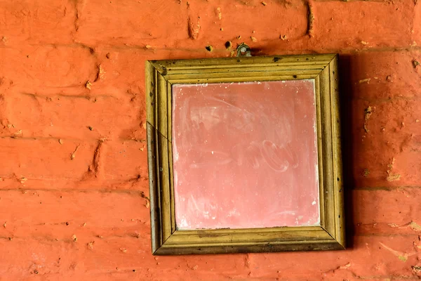 Espejo cuadrado en una pared de ladrillo — Foto de Stock