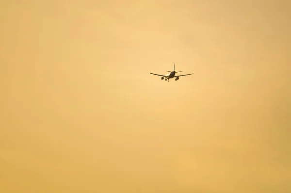 Airplane approaching an airport — Stock Photo, Image