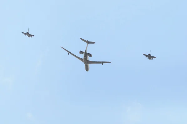 Un AWACS y dos cazas a reacción — Foto de Stock