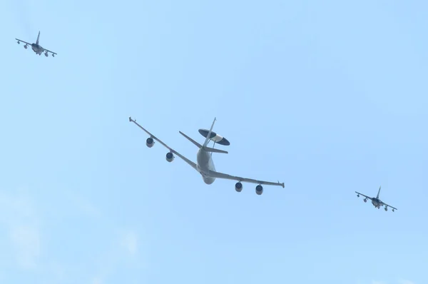 Un AWACS y dos cazas a reacción — Foto de Stock