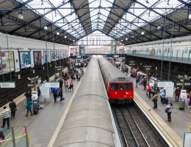 Londra Earls court metro istasyonu
