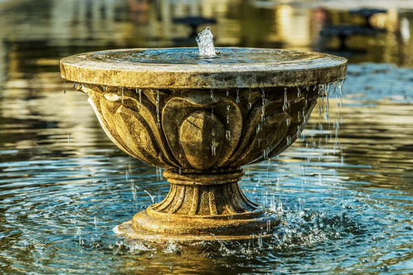 Vecchia fontana di pietra — Foto Stock