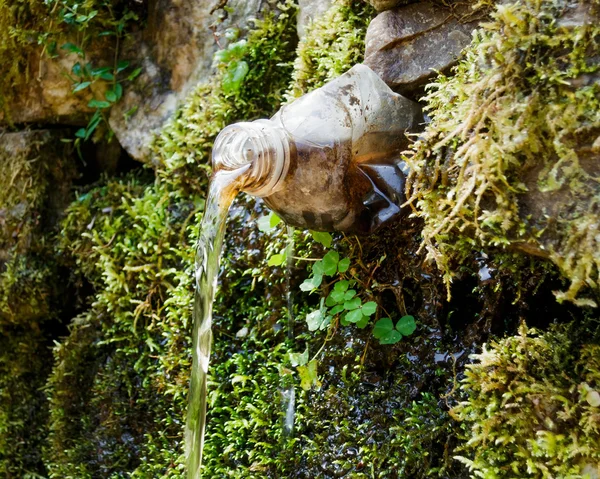 Bir plastik şişe çeşme yapılmış — Stok fotoğraf