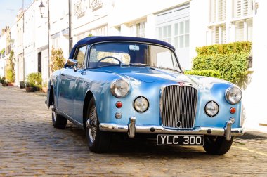 Üstü açık mavi Alvis Londra 'da