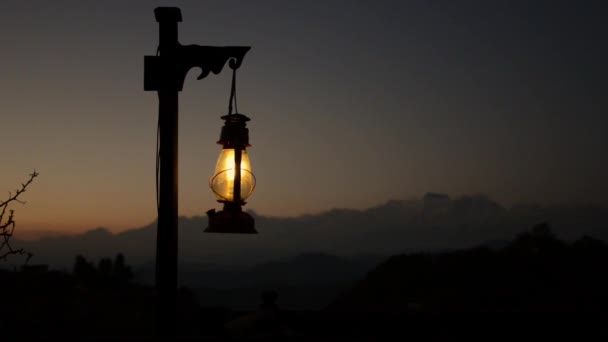 Lanterna al crepuscolo, montagna sullo sfondo — Video Stock