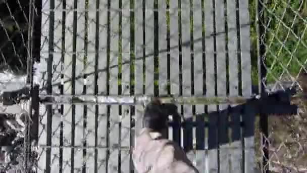 Marcher sur un pont suspendu