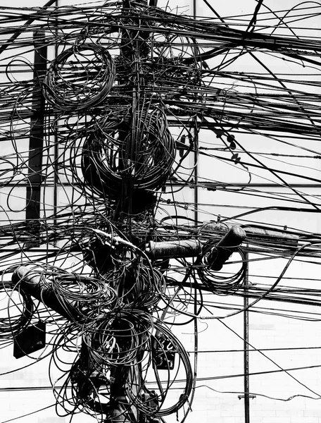 Elektriska ledningar på en post — Stockfoto