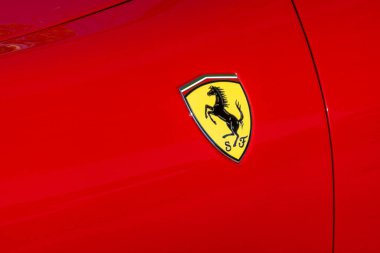 BAYONNE, FRANCE - CIRCA AĞUSTOS 2022: Kırmızı bir arabanın üzerinde zıplayan atın yer aldığı Ferrari logosunun yakın çekimi.