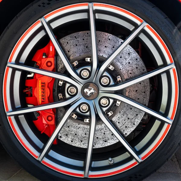 Bayonne France Circa August 2022 Detail Shot Ferrari Alloy Wheel 免版税图库照片