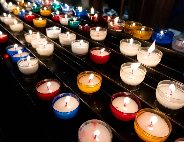 Rangées Bougies Colorées Dans Église Images De Stock Libres De Droits