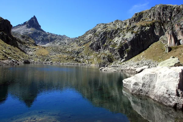 Lake Lassiedouat and peak Cadier in Pyrénées — стокове фото