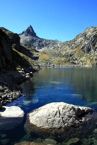 Lago Lassiedouat y pico de Cádier en Pyrénées —  Fotos de Stock