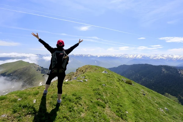 Turist på toppen av berget — Stockfoto