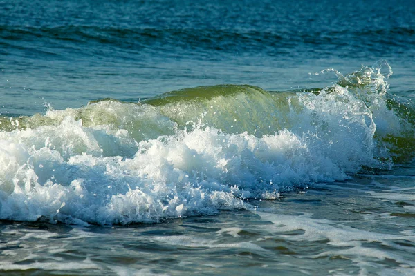 Surfen am Ufer des Schwarzen Meeres im Sommer, sonniger Tag — Stockfoto