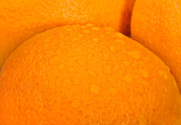 Gotas de água fresca na casca de laranja como fundo — Fotografia de Stock