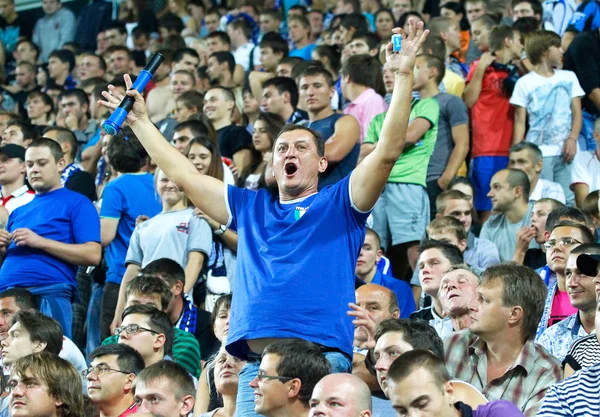 ODESSA, UKRAINE - AUGUST 19, 2012: Football fans at the match be — Stock Photo, Image