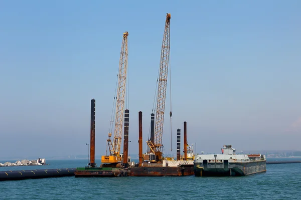 Muelle pontón con grúas de carga — Foto de Stock