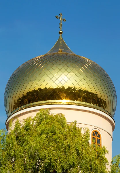 De gouden koepel van de orthodoxe kathedraal — Stockfoto