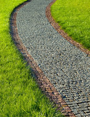 Granit taş yeşil çim yolundan parke