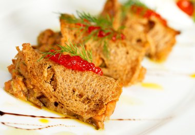 ekmek ve kırmızı havyar ile Somon