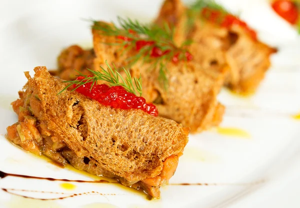 Lax med bröd och röd kaviar — Stockfoto