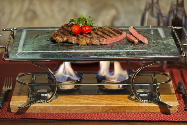 Cucinare la carne sul fuoco . — Foto Stock