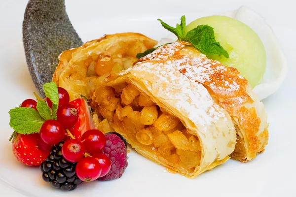 Strudel with raisins, fresh berries and ice cream — Stock Photo, Image