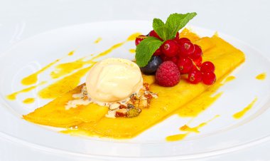 Ballı krep ve hizmet dondurma, fındık, fr ile dekore edilmiş