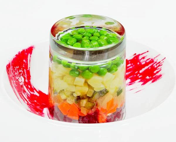 Kreativní salát z vařené zeleniny a hráškem — Stock fotografie
