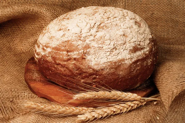 Pane tradizionale appena sfornato su tavola di legno — Foto Stock