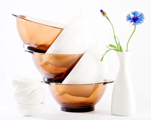 Zuivere witte en bruine schotel, vaas met blauwe bloem — Stockfoto