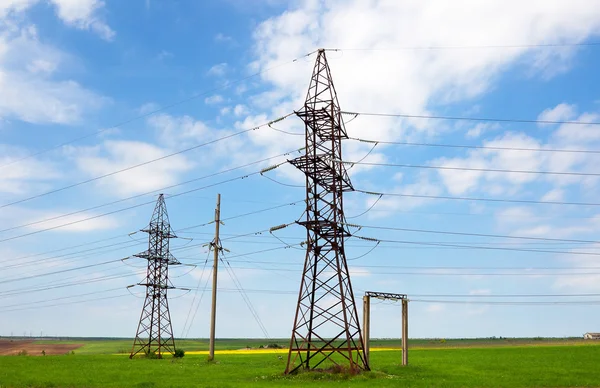 Elektrische elektriciteitsnet. elektrische leidingen — Stockfoto