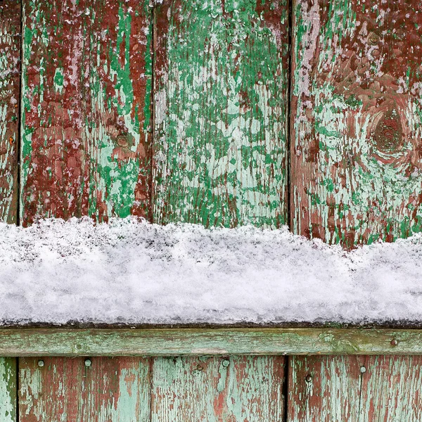Nieve en una vieja cerca de madera, fondo de Navidad — Foto de Stock