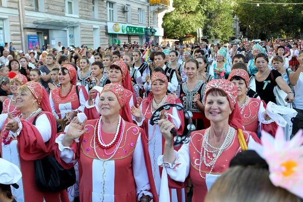 Odessa 24 de agosto: Homens em trajes tradicionais no festival na — Fotografia de Stock