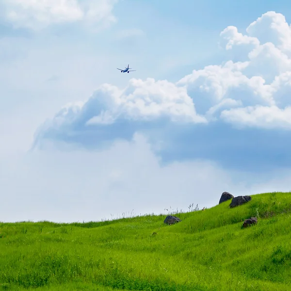 Rolling green fields and blue sky — Stock Photo, Image