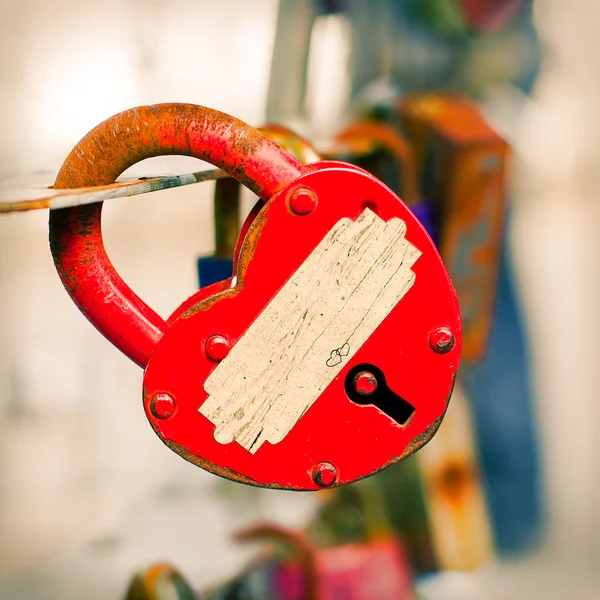 Красный ключ от сердца любви — стоковое фото