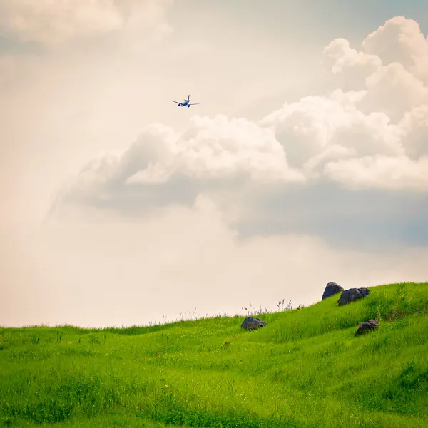 Campos verdes rodantes y cielo — Foto de Stock