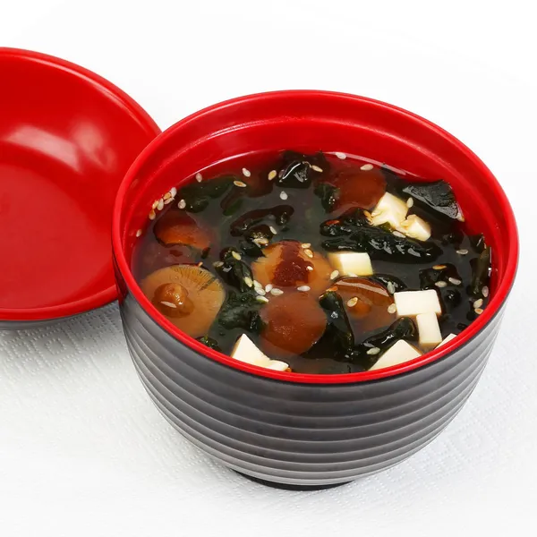 Paddestoel soep met aardappelen en rijst in een heldere rode kop — Stockfoto
