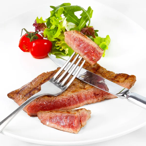 Grillezett marhahús steak-fehér tányérra zöldségekkel — Stock Fotó