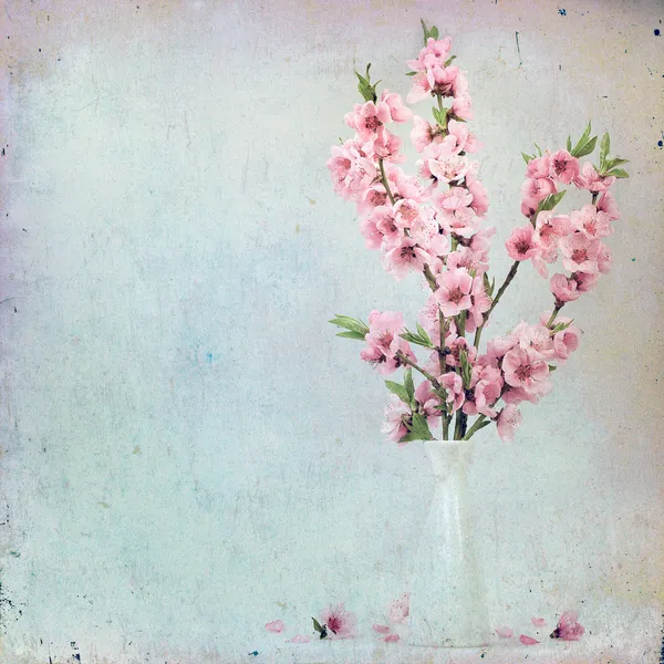 Ročník květinové pozadí s růžovými květy na hnědé poza — Stock fotografie