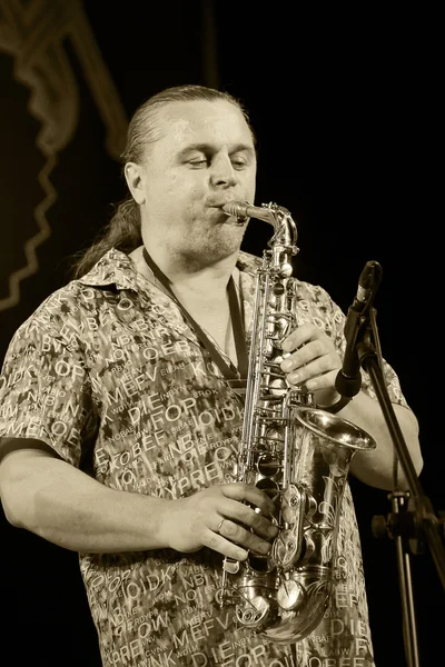 ODESSA, UCRANIA - 5 de junio: saxofonista Oleg Subbotin (Ucrania) pe —  Fotos de Stock