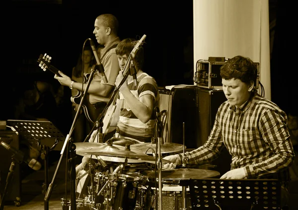 ODESSA, UCRAINA - 5 GIUGNO: Musicisti jazz che si esibiscono dal vivo su cervo — Foto Stock