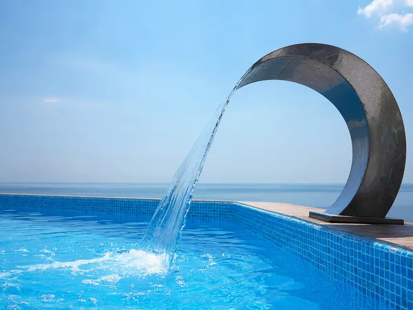 Karadeniz sahilleri. havuz kenarında güzel Deniz Manzaralı