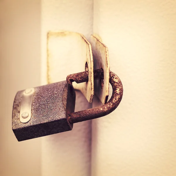 Old lock in the metal door. Vintage color toned image — Stock Photo, Image